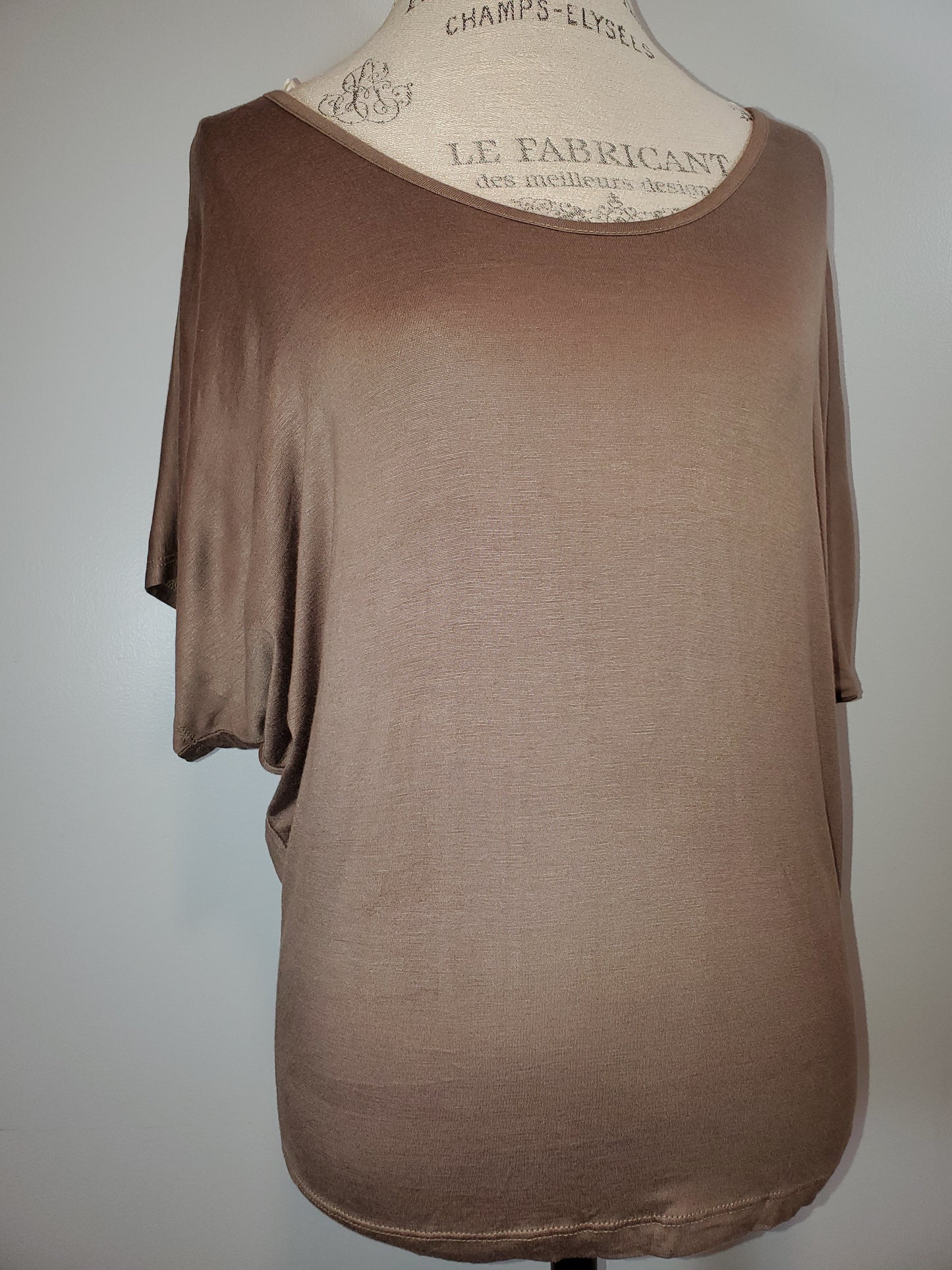 LAST MEDIUM Stretchy Mocha Bat Wing Sleeve Form Fitting Top
