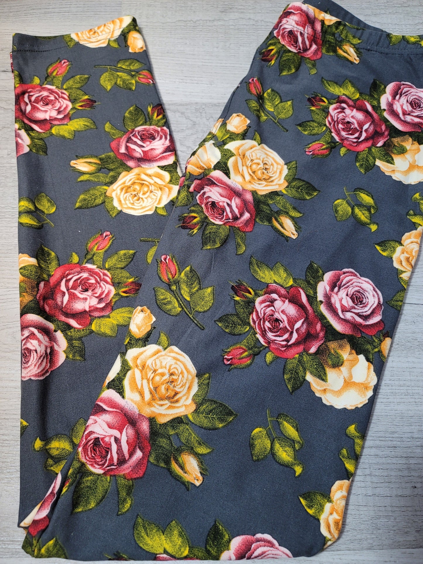 Roses on a Dark Grey Background. . Hyper Stretch, Elastic Band.