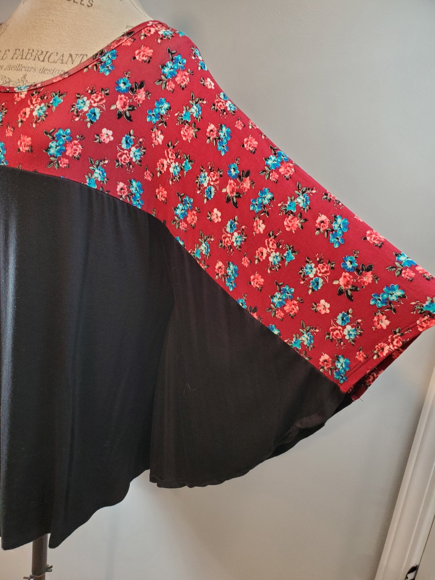 LAST 1X Soft and Stretchy Bat Sleeve Design, Black And Wine Floral Top